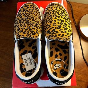 Nike Women’s Court Legacy canvas Slip On Size 7.5 Leopard print